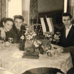 Frühschoppen nach durchzechter Nacht im Ziegelhof. V.l.n.r.: Werner Knäbel, Paul Bischoff, Walter Ramsperger, Ewald Volz, und Herbert May.