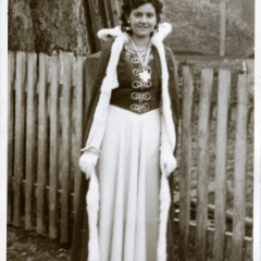 Schmutziger Donnerstag: Schneckenprinzessin Gerda Kabusreuther nach dem Narrenbaum Stellen auf dem Gottmannplatz.