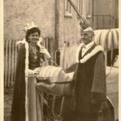 Schmutziger Donnerstag: Schneckenprinzessin Gerda mit Ihrem Vater Vizepräsident Gutav Kabusreuther.