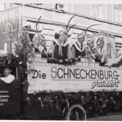 Umzug Fasnachtssonntag:70 Jahre Elefanten. Der Gratulationswagen mit Präsident J. Gottmann uns sein Gefolge.