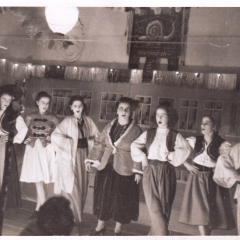 Großer Bunter Abend im Ziegelhof: Das neu gegründete Mädchenballett. Bühne frei für die "Schneckensamba". Von links nach rechts: Ch. Schaer, K. Bossenmeier, G. Kabusreuther, M. Schäfer, M- Müller, M. Ohlenschläger, G. Schäfer.