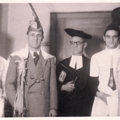 Die Taufe des neuen Präsidenten Konti I. Als Pfarrer fungierte Vizepräsident Gustav Kabusreuther. Unterstützung bekam er von den beiden Ministranten Herbert May (links) und Paul Bischoff (rechts).
