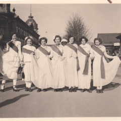 Fußballturnier auf dem Stefansplatz: Die Ehrenjungfrauen (Cheerleader) der Schneckenburg: Kabusreuther, E. Senger, Traber, Müller, E. Mutter, Ohlenschläger und I. Bischoff