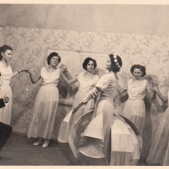 Bunter Abend: Das Schneckenburg-Ballett: V.l.n.r. Christa Schaer, Erika Mutter (Stöß), Margarete Ohlenschläger, Isolde Bischoff, Margarete Müller, Gerda Traber. Vorn Jungelfer Paul Bischoff und Gerda Kabusreuther.