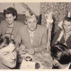 11.11. im Ziegelhof: Auch der Präsident Konti I. Uetz mit Gattin Else waren vergnügt. Rechts die Schneckenprinzessin Christa Schaer.