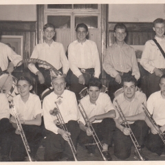 11.11. im Ziegelhof: Der neu gegründete Fanfarenzug. Hinter v.l.n.r.: Lanz, Dieter Stöß, Sigi Greis, Muffler, Morgenthaler. Vorne v.l.n.r.: Frey, B. Kabusreuther, Alex Volz, J. Volz, Langenstein, Lanz.