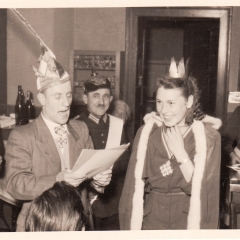 11.11. im Ziegelhof: Schneckenprinzessin Christa wurde von Betriebsleiter Walter Buck getauft. Im Hintergrund Narrenpolizist Bollin.