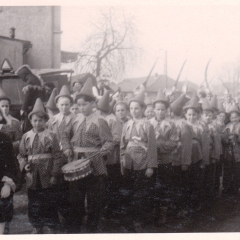 Schmutziger Donnerstag: Die Klepperlegarde des Vereins läuft beim Narrenbaumumzug voraus.