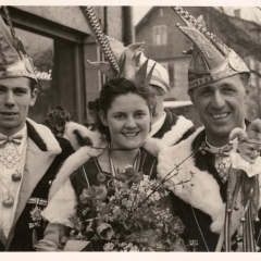 Schmutziger Donnerstag: Schneckenprinzessin Gerda Kabusreuther mit Präsident Konti Uetz (rechts) und Jungelfer Ewald Volz.