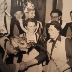 Schmutziger Donnerstag: Zwischen Elferrat Walter Buck und Cilli Löhle stand Trudel die spätere Frau  Buck. Sie war Bedienung im Cafe Löhle. In der hinteren Reihe : v.l.n.r die Elferräte Werner Mutter,  Hermann Braunwarth und Oskar Löhle.