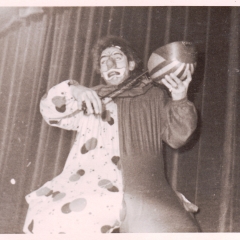 Bunter Abend: Jungelfer Ewald Volz als Clown.