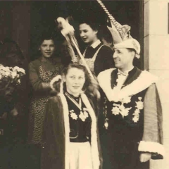 Schmutziger Donnerstag: Der Präsident Konti I. und Prinzessin Christa I. beim Besuch vom Cafe Löhle. Hier fand der traditionelle Frühschoppen statt.