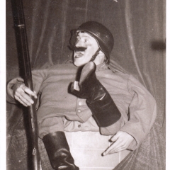 Bunter Abend im Schützen: Walter Buck als kleiner Soldat.