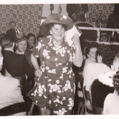 Bunter Abend im Schützen: Maria Schäfer als holde Eva.
