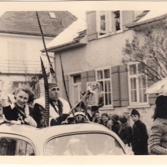 Umzug am Fasnachtssonntag in Wollmatingen: Der Präsident und die Prinzessin führten die Schneckenburg an.