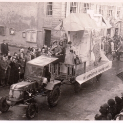 Umzug in der Stadt. Der erste Wagen der Schneckenburg stellte den Fremdenverkehr und dessen Probleme für die Einheimischen dar.