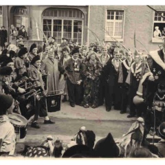 Schmutziger Donnerstag: Präsident Konti I. eröffnete das Narrenbaumstellen auf dem Gottmannplatz.