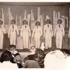 Großer Bunter Abend: Die Frauenpolizei (wieder die Damen der Katzenmusik) bewachten in Ihren schneeweißen Uniformen den neuen Sternplatz.