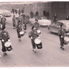 mutziger Donnerstag: Der Fanferanzug unterwegs.