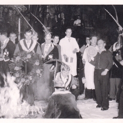 Verbrennung der Fasnacht im Schauinsland: Der Pfarrer mit seinen Ministranten übernahm die Zeremonie.