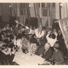 Bunter Abend: Mit lauten Fanfarenklängen zog der ganze Elferrat in den Saal.