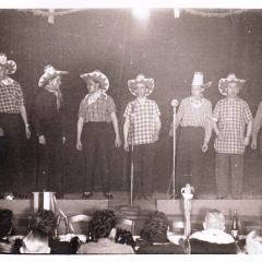 Bunter Abend: Mit Tabak und Rum hieß es bei der Gesangsnummer. Mit dabei: Herbert May, Walter Stöß, Alfred Koch, Bruno Ramsperger, Werner Mutter, Arno Moser, Paul Bischoff.