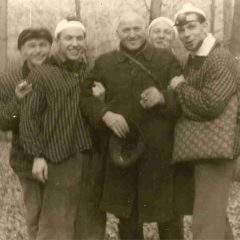 Narrenbaumholen in Hegne: Nach der Arbeit bedankte man sich beim Förster. Rechts die Brüder Alex und Ewald Volz.
