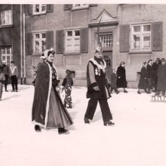 Schmutziger Donnerstag: An der Spitze Präsident Komti Uetz und die Prinzessin Waldraud Kasper.