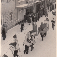 Zu Fasnachtsumzug am Sonntag trug die Schneckenburg die neuen Stadtratsstühle durch die Stadt.