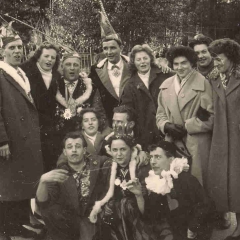 Schmutziger Donnerstag: Gruppenbild mit Elferräten (Walter Stöß, Walter Buck, Ludwig Degen), einigen Elferfrauen und Schneckenprinzessin Christel Gassner unten in der Mitte.