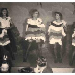 Bunter Abend: Das Männerballett zeigte, wie es in den Pariser Nächten zugeht. Es tanzten: W. und D. Stöß, W. Mutter, K. Hofmeier, B. Ramsperger und H. Tremmel.