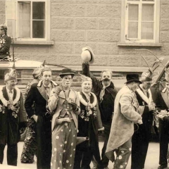 Schmutziger Donnerstag: Die Weckkolonne der Schneckenburg unterwegs in Petershausen.