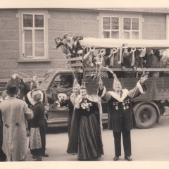 Schmutziger Donnerstag: Die Weckkolonne der Schneckenburg unterwegs in Petershausen.