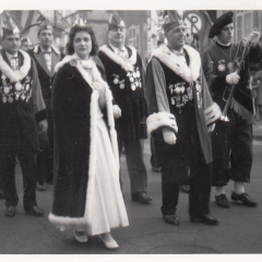 Schmutziger Donnerstag: Präsident und Prinzessin beim Narrenbaumumzug.