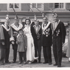 Schmutziger Donnerstag: Gruppenbild auf dem Gottmannplatz.