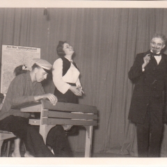 Bunter Abend: Die Abschlußklasse des Schnecken-Gymnasiums.