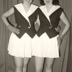 Bunter Abend: Das Schneckenburg-Ballett mit Ihren neuen Garde-Kostümen. Links Rosi und rechts Helga (Bürger) Gallmann.