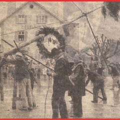 Schmutziger Donnerstag: Mühsamens Stellen des Narrenbaumes auf dem Gottmannplatz. Das Wetter war den Narren diesmal nicht so gesinnt.