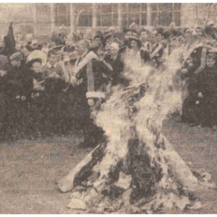 Schmutziger Donnerstag: Befreiung der Sonnenhalde-Schule durch die Schneckenburg. Nach Aussagen der Kinder sollte auch der Rektor mitverbrannt werden.