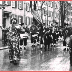 Schmutziger Donnerstag: Dauerregen beim Narrenbaumumzug. Vorneweg der Clown Martin Fistler.