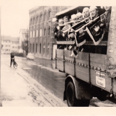 Schmutziger Donnerstag: Der Fanfarenzug vor der Gärtnerei Nübel.