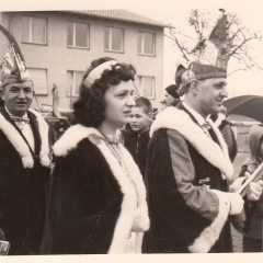 Schmutziger Donnerstag: Befreiung der Sonnenhalde-Schule durch die Schneckenburg. Präsident mit Prinzessin.
