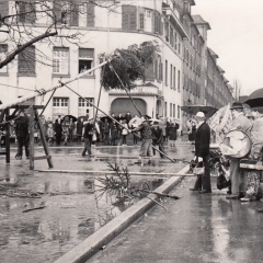 Schmutziger Donnerstag: Mühsamens Stellen des Narrenbaumes auf dem Gottmannplatz. Das Wetter war den Narren diesmal nicht so gesinnt.