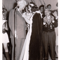 Bunter Abend: Orden für die Ehrengäste.