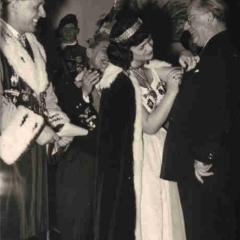 Bunter Abend: Orden für die Ehrengäste.