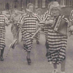 Schmutziger Donnerstag: Die Clownkapelle beim Narrenbaumstellen.