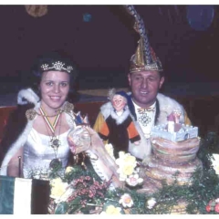 Jubiläums-Abend: Präsident Konti Uetz und Schneckenprinzessin Hildegard Kauth vor dem großen Gratulationsmarathon am Ende des Abends.