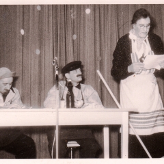 Bunter Abend im Schützen: Durch unsere traditionellen Arbeiter P. Bischoff und A. Koch zogen die Technischen Ämter um. Die Putzfrau W. Mutter half ihnen dabei.