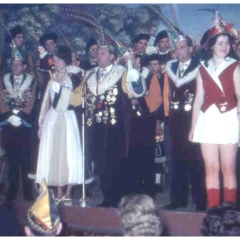 Bunter Abend im Schützen: Präsident Konti Uetz und Schneckenprinzessin Hildegard Kauth begrüßen Ihre Untertanen.