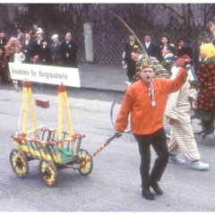 Umzug in Wollmatingen: Die Leiterwagen-Karawane unterwegs.